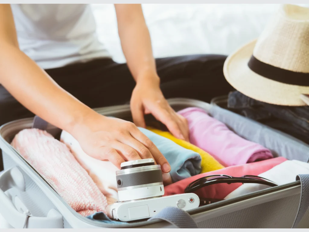 persona haciendo una maleta para ahorrar espacio